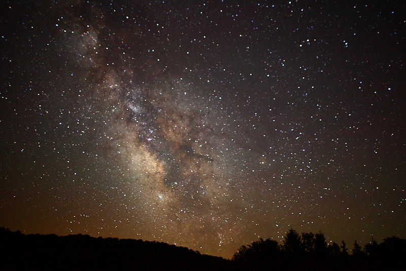800px-Center_of_the_Milky_Way_Galaxy_from_the_mountains_of_West_Virginia_-_4th_of_July_2010